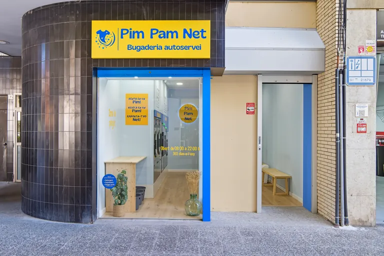 Façana de Pim Pam Net al carrer Pare Coll, 12