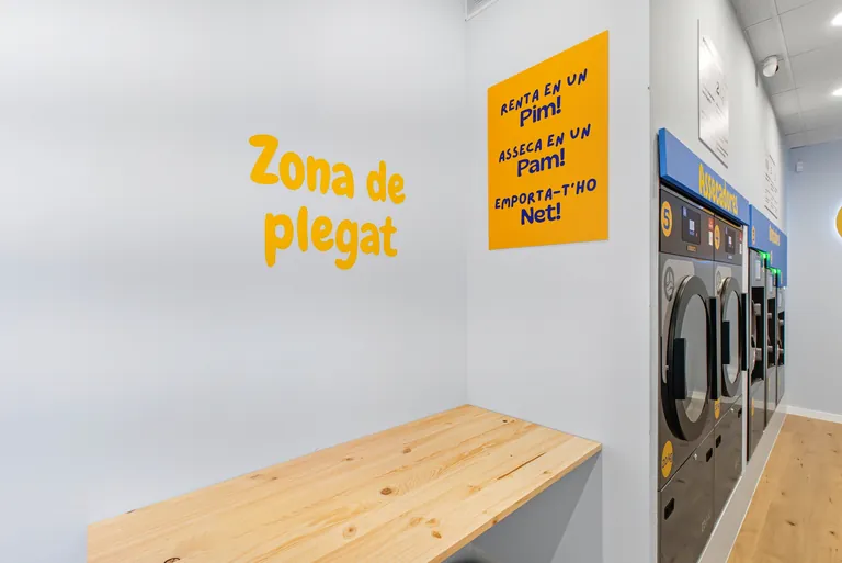 Taula per plegar la roba a Pim Pam Net